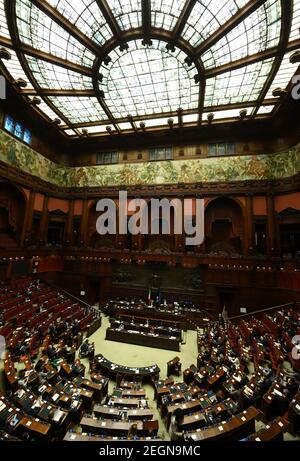 Rom. Februar 2021, 18th. Foto vom 18. Februar 2021 zeigt das Unterhaus des parlaments in Rom, Italien. Der italienische Ministerpräsident Mario Draghi gewann am Donnerstag eine Vertrauensabstimmung im Unterhaus mit 535 Ja-Stimmen, 56 Nein-Stimmen und fünf Enthaltungen. Quelle: Alberto Lingria/Xinhua/Alamy Live News Stockfoto
