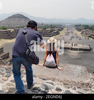 MEXIKO, TEOTIHUACAN - 29. APRIL 2017 - Touristen machen ein Bild von der Pyramide der Sonne, auf der Hintergrund Pyramide der Sonne und Touristen zu Fuß Stockfoto