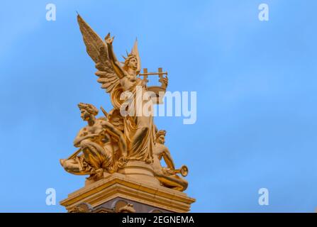 L'Harmonie von Charles Gumery auf dem Dach der Opera Garnier, Paris, Frankreich mit Kopierraum Stockfoto