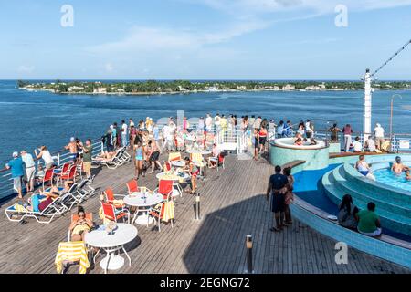 Touristen an Deck des Grand Celebration Cruise Ship von Bahamas Paradise Cruise Line, Palm Beach, USA Stockfoto