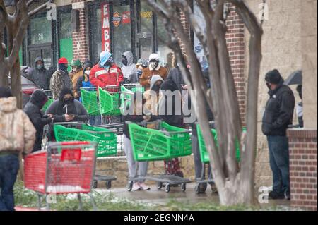 Austin. Februar 2021, 18th. Die Leute warten in der Schlange, um den Fiesta Supermarkt in Austin zu betreten. Austin, Texas. Mario Cantu/CSM/Alamy Live News Stockfoto