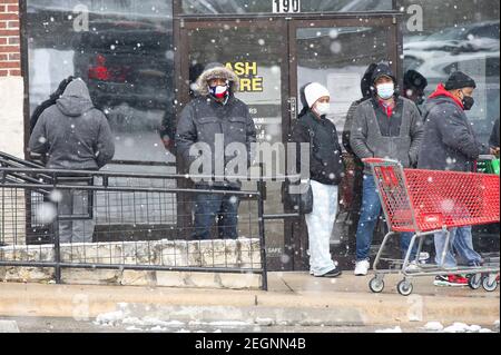 Austin. Februar 2021, 18th. Die Leute warten in der Schlange, um den Fiesta Supermarkt in Austin zu betreten. Austin, Texas. Mario Cantu/CSM/Alamy Live News Stockfoto