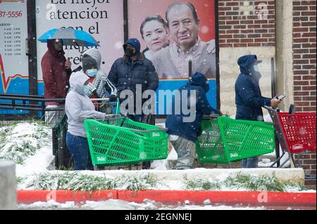 Austin. Februar 2021, 18th. Die Leute warten in der Schlange, um den Fiesta Supermarkt in Austin zu betreten. Austin, Texas. Mario Cantu/CSM/Alamy Live News Stockfoto