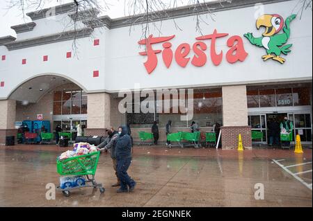 Austin. Februar 2021, 18th. Die Leute warten in der Schlange, um den Fiesta Supermarkt in Austin zu betreten. Austin, Texas. Mario Cantu/CSM/Alamy Live News Stockfoto