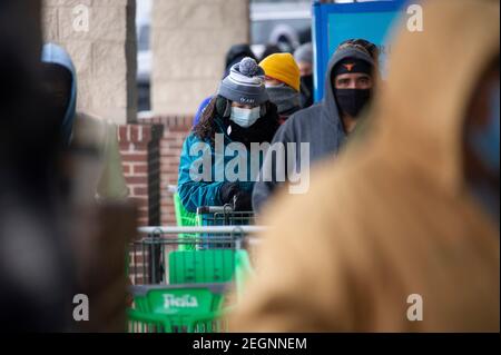 Austin. Februar 2021, 18th. Die Leute warten in der Schlange, um den Fiesta Supermarkt in Austin zu betreten. Austin, Texas. Mario Cantu/CSM/Alamy Live News Stockfoto