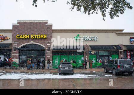 Austin. Februar 2021, 18th. Die Leute warten in der Schlange, um den Fiesta Supermarkt in Austin zu betreten. Austin, Texas. Mario Cantu/CSM/Alamy Live News Stockfoto