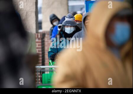 Austin. Februar 2021, 18th. Die Leute warten in der Schlange, um den Fiesta Supermarkt in Austin zu betreten. Austin, Texas. Mario Cantu/CSM/Alamy Live News Stockfoto