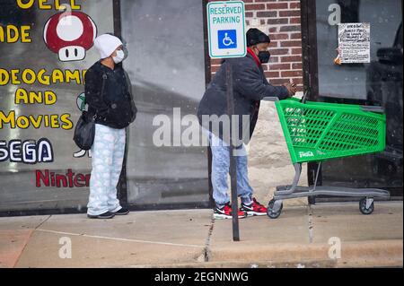 Austin. Februar 2021, 18th. Die Leute warten in der Schlange, um den Fiesta Supermarkt in Austin zu betreten. Austin, Texas. Mario Cantu/CSM/Alamy Live News Stockfoto