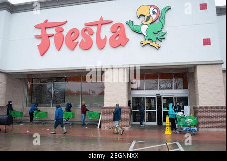 Austin. Februar 2021, 18th. Die Leute warten in der Schlange, um den Fiesta Supermarkt in Austin zu betreten. Austin, Texas. Mario Cantu/CSM/Alamy Live News Stockfoto
