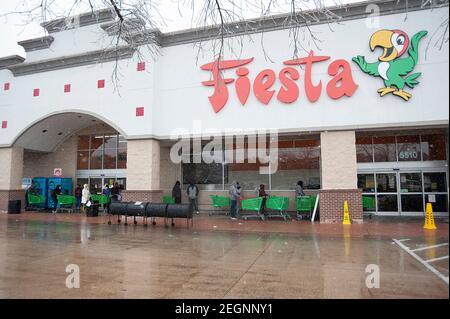 Austin. Februar 2021, 18th. Die Leute warten in der Schlange, um den Fiesta Supermarkt in Austin zu betreten. Austin, Texas. Mario Cantu/CSM/Alamy Live News Stockfoto