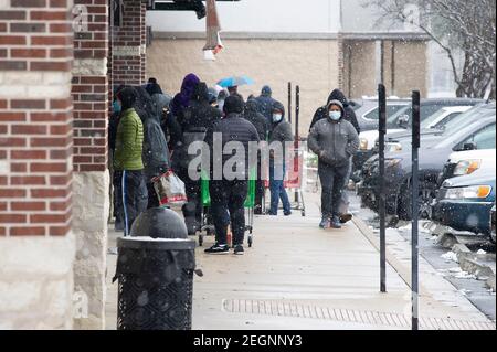 Austin. Februar 2021, 18th. Die Leute warten in der Schlange, um den Fiesta Supermarkt in Austin zu betreten. Austin, Texas. Mario Cantu/CSM/Alamy Live News Stockfoto