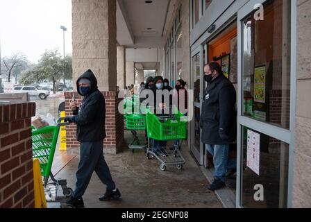 Austin. Februar 2021, 18th. Die Leute warten in der Schlange, um den Fiesta Supermarkt in Austin zu betreten. Austin, Texas. Mario Cantu/CSM/Alamy Live News Stockfoto