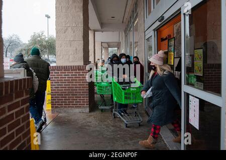 Austin. Februar 2021, 18th. Die Leute warten in der Schlange, um den Fiesta Supermarkt in Austin zu betreten. Austin, Texas. Mario Cantu/CSM/Alamy Live News Stockfoto