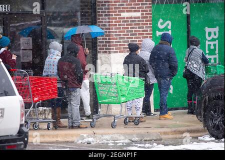 Austin. Februar 2021, 18th. Die Leute warten in der Schlange, um den Fiesta Supermarkt in Austin zu betreten. Austin, Texas. Mario Cantu/CSM/Alamy Live News Stockfoto