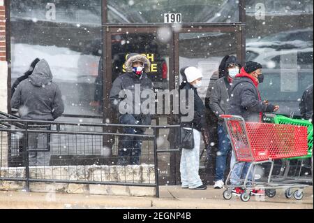 Austin. Februar 2021, 18th. Die Leute warten in der Schlange, um den Fiesta Supermarkt in Austin zu betreten. Austin, Texas. Mario Cantu/CSM/Alamy Live News Stockfoto