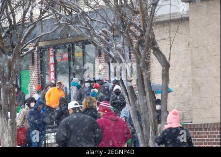 Austin. Februar 2021, 18th. Die Leute warten in der Schlange, um den Fiesta Supermarkt in Austin zu betreten. Austin, Texas. Mario Cantu/CSM/Alamy Live News Stockfoto