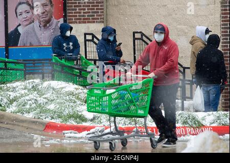 Austin. Februar 2021, 18th. Die Leute warten in der Schlange, um den Fiesta Supermarkt in Austin zu betreten. Austin, Texas. Mario Cantu/CSM/Alamy Live News Stockfoto