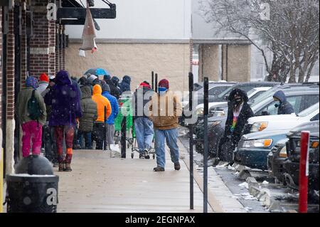 Austin. Februar 2021, 18th. Die Leute warten in der Schlange, um den Fiesta Supermarkt in Austin zu betreten. Austin, Texas. Mario Cantu/CSM/Alamy Live News Stockfoto