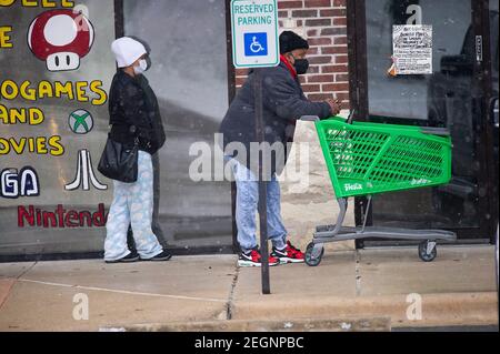 Austin. Februar 2021, 18th. Die Leute warten in der Schlange, um den Fiesta Supermarkt in Austin zu betreten. Austin, Texas. Mario Cantu/CSM/Alamy Live News Stockfoto