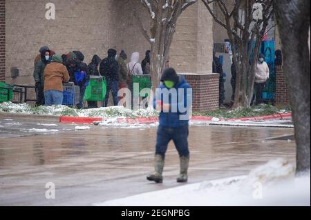 Austin. Februar 2021, 18th. Die Leute warten in der Schlange, um den Fiesta Supermarkt in Austin zu betreten. Austin, Texas. Mario Cantu/CSM/Alamy Live News Stockfoto