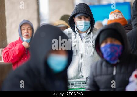Austin. Februar 2021, 18th. Die Leute warten in der Schlange, um den Fiesta Supermarkt in Austin zu betreten. Austin, Texas. Mario Cantu/CSM/Alamy Live News Stockfoto