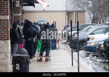 Austin. Februar 2021, 18th. Die Leute warten in der Schlange, um den Fiesta Supermarkt in Austin zu betreten. Austin, Texas. Mario Cantu/CSM/Alamy Live News Stockfoto