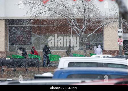 Austin. Februar 2021, 18th. Die Leute warten in der Schlange, um den Fiesta Supermarkt in Austin zu betreten. Austin, Texas. Mario Cantu/CSM/Alamy Live News Stockfoto