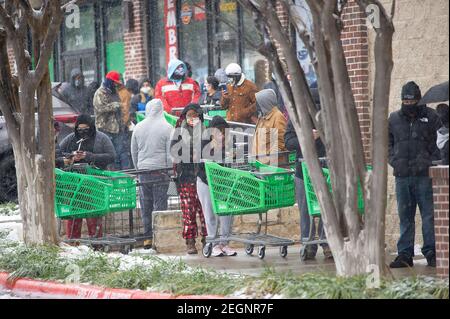 Austin. Februar 2021, 18th. Die Leute warten in der Schlange, um den Fiesta Supermarkt in Austin zu betreten. Austin, Texas. Mario Cantu/CSM/Alamy Live News Stockfoto