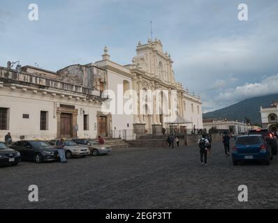 Guatemala, Antigua - 26. Mai 2019 - San Jose Kathedrale auf plaza Bürgermeister Antigua guatemala, Menschen und Taxis auf der Straße Stockfoto