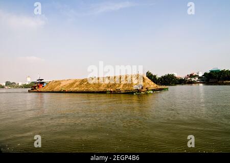 Boote auf dem Saigon Fluss in Ho Chi Minh Stadt in Vietname. Stockfoto