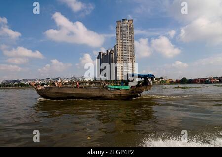 Boote auf dem Saigon Fluss in Ho Chi Minh Stadt in Vietname. Stockfoto