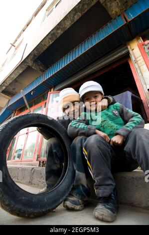 Uigurische Kinder in der Altstadt von Kashgar, Xinjiang, China. Stockfoto