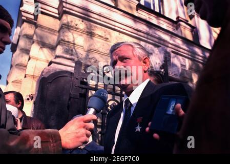 1993 russische Verfassungskrise, Aleksandr Rutskoi (Alexander Rutskoi) Gespräche mit Journalisten außerhalb des Gefängnisses Lefortovo, Moskau, RU, 1994. Stockfoto