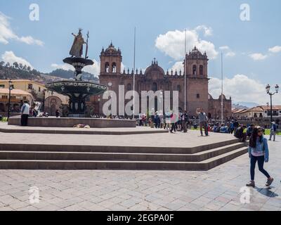 Peru, Cusco - 28. September 2019 - Kathedrale und Statue auf der plaza de armas Stockfoto