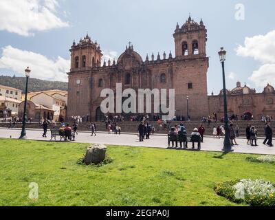 Peru, Cusco - 28. September 2019 - Kathedrale von Cuzco, Touristen und Einheimische genießen den Tag Stockfoto