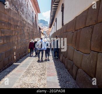 Peru, Cusco - 28. September 2019 - Touristenwanderung neben den inka-Steinmauern in Cuzco Stockfoto