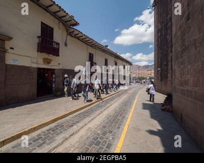 Peru, Cusco - 28. September 2019 - Wandertouren in den Straßen von Cuzco Stockfoto