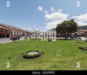 Peru, Cusco - 28. September 2019 - Gärten am Hauptplatz von Cuzco Stockfoto