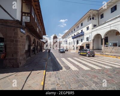 Peru, Cusco - 28. September 2019 - Cuzco Straße, Gebäude mit kolonialer Architektur Stockfoto