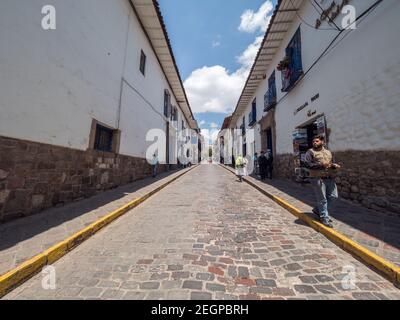 Peru, Cusco - 28. September 2019 - Bunte cuzco Straße, Backstein gepflasterten Straße Stockfoto