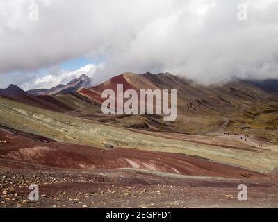 Dramatische Landschaft, die den Berg mit sieben Farben hinaufgeht Stockfoto