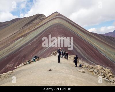 Peru, Vinicunca - 27. September 2019 - Blick auf die sieben Farben Berg, Touristen bewundern die Landschaft Stockfoto