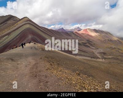 Peru, Vinicunca - 27. September 2019 - Panoramablick auf den siebenfarbigen Berg Stockfoto