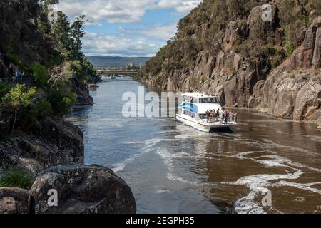 Ein Touristenboot fährt den unteren Teil der Cataract Gorge in Launceston in Tasmanien, Australien, hinauf. Stockfoto