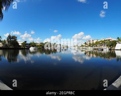 Wolke und Himmel Spiegelung über Wasser Stockfoto