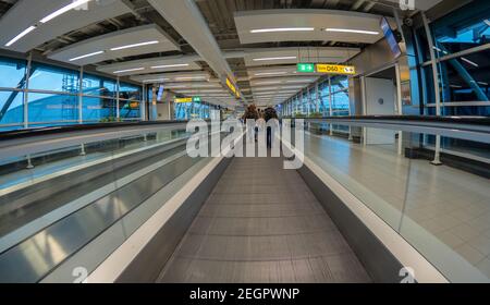 Niederlande, Amsterdam - 10. Dezember 2017, Schiphol Flughafen Transport Band Stockfoto