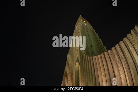 Reykjavik, Island - 5. Dezember 2017 - Hallgrimskirkja Cathedral Tower in der Nacht in Reykjavik Island Stockfoto