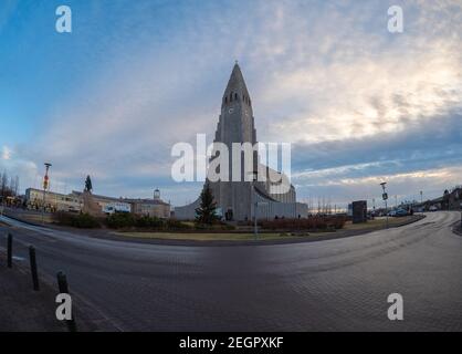 Reykjavik, Island - 5. Dezember 2017 - Hallgrimskirkja Kathedrale und Straßenansicht, schöne Wolkenformation im Hintergrund Stockfoto