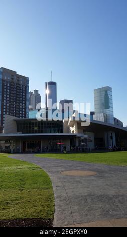 USA, Atlanta - 23. August 2014 - Veranstaltung vor der Welt des Coca-Cola-Museums Vertikale Aufnahme, Downtown atlanta Gebäude im Hintergrund Stockfoto