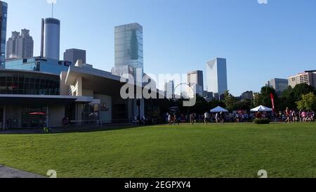 USA, Atlanta - 23. August 2014 - Veranstaltung vor der Welt des Coca-Cola-Museums versammeln sich die Menschen vor dem Gebäude, dem Gebäude in der Innenstadt von atlanta auf der Rückseite Stockfoto